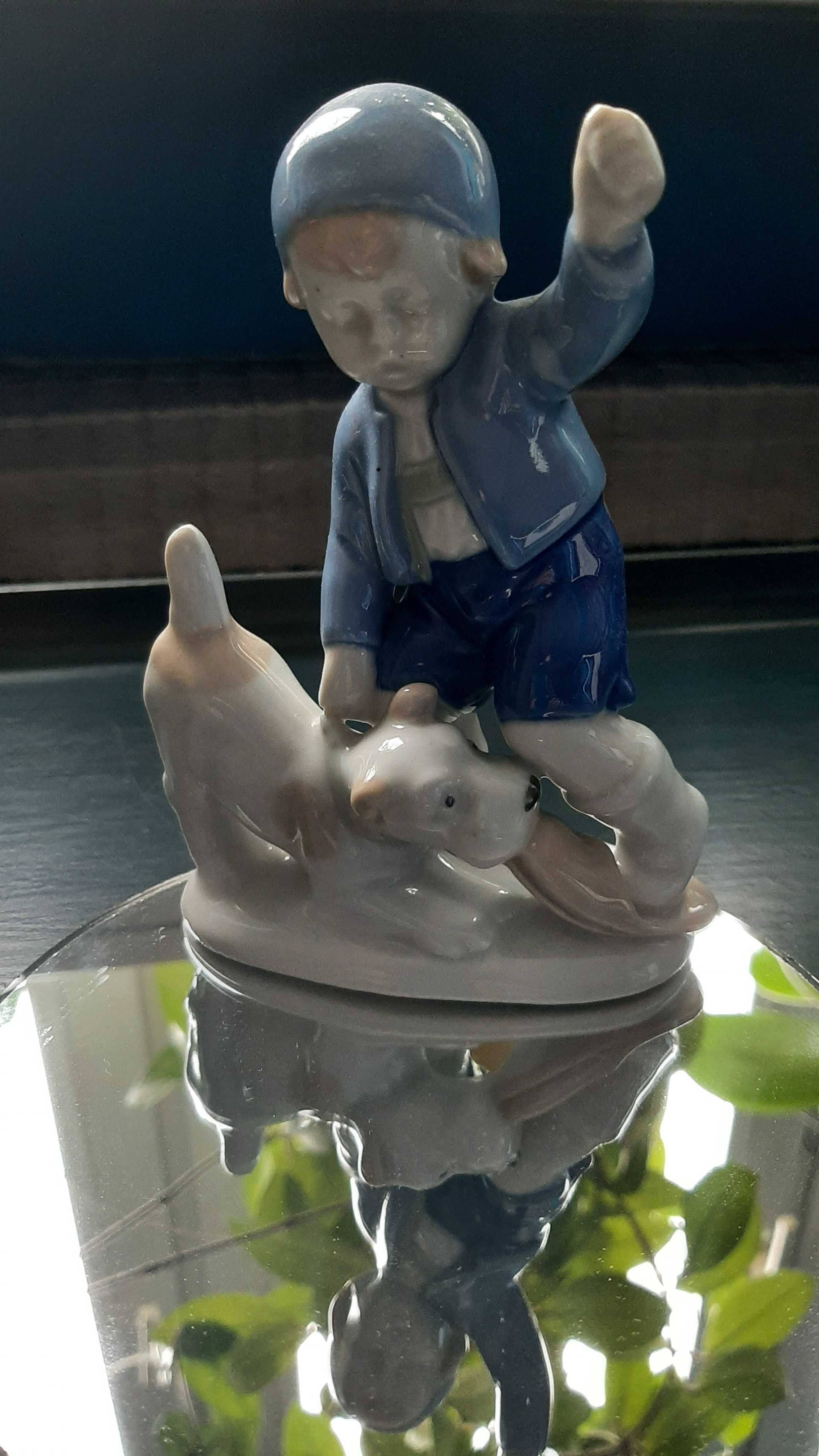 Porcelana figurka chłopca z psem