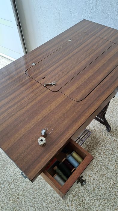 Máquina Singer com móvel