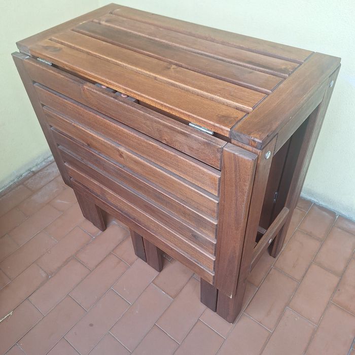 Mesa de jantar com duas cadeiras