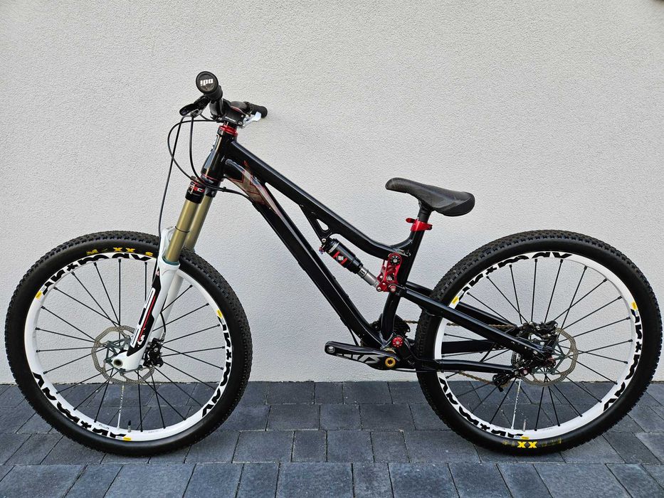 YT Play slope dirt BOS Saint X0