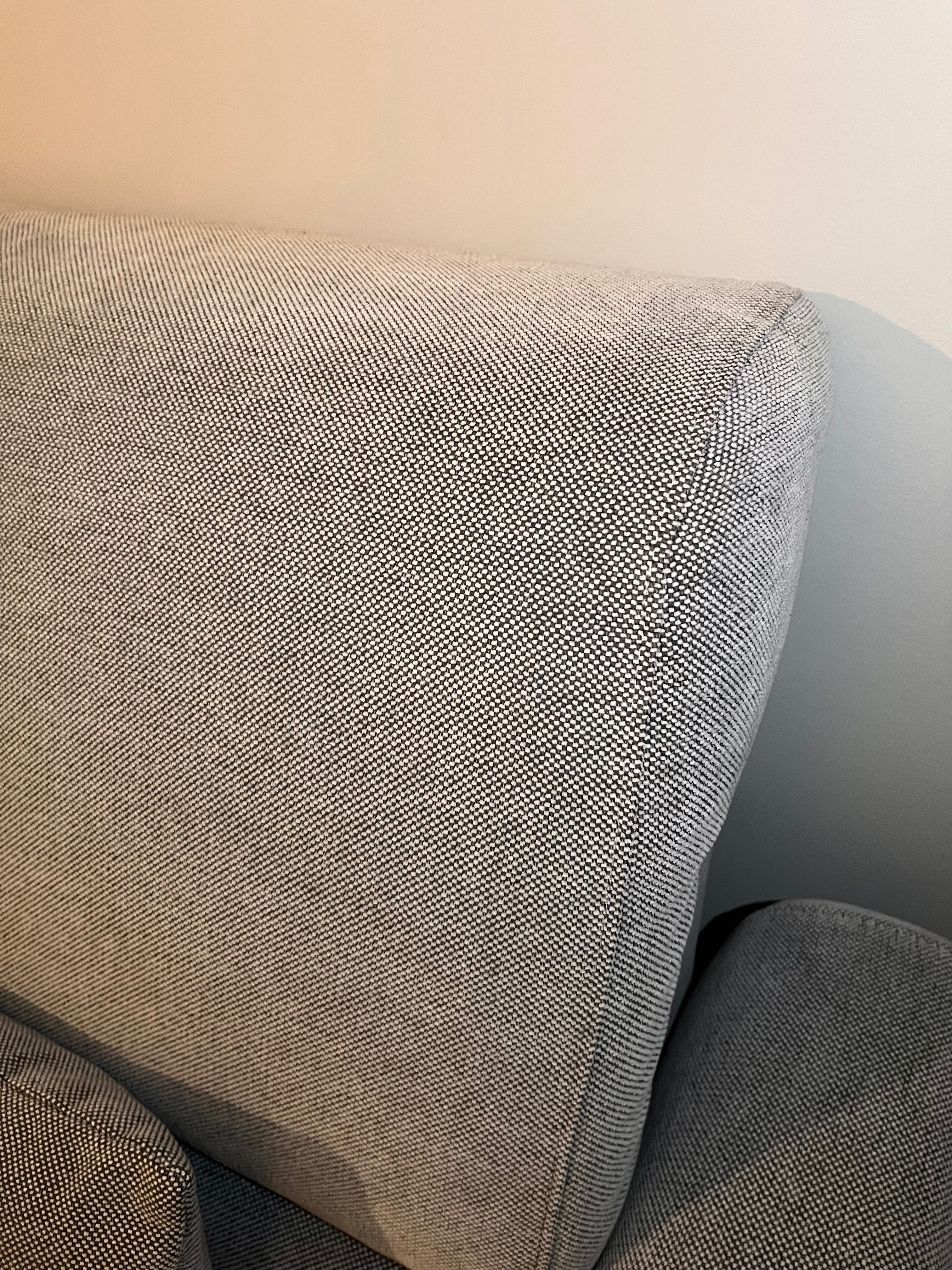 Sofá cinzento com chaise longue