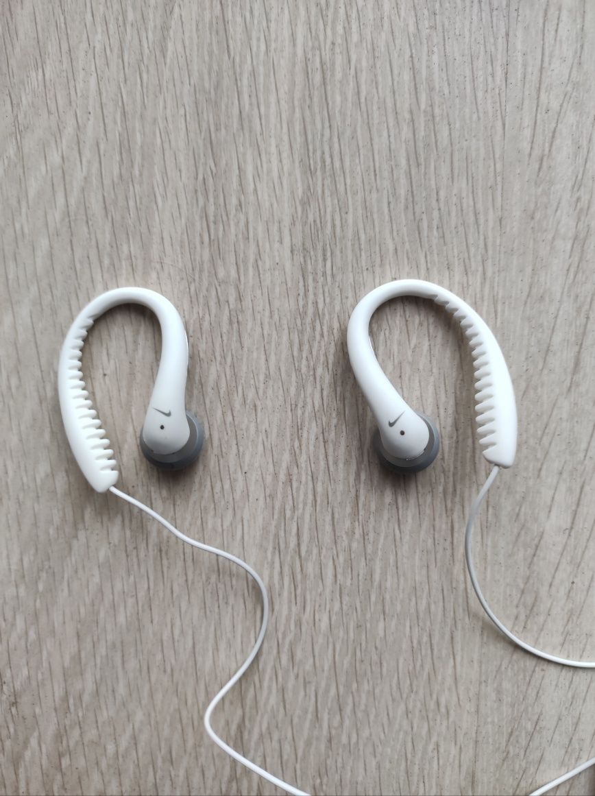 Słuchawki przewodowe Nike z pokrowcem białe USA