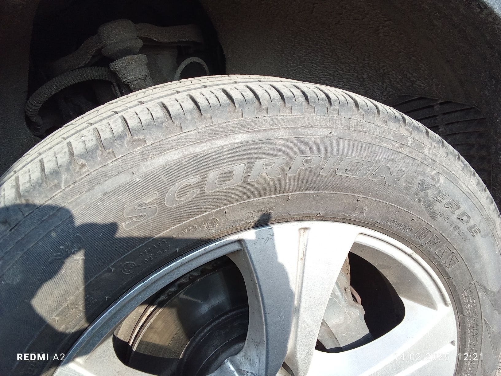 Pirelli Scorpion 235/65/19  M+S всесезонная. Остаток -6 мм.