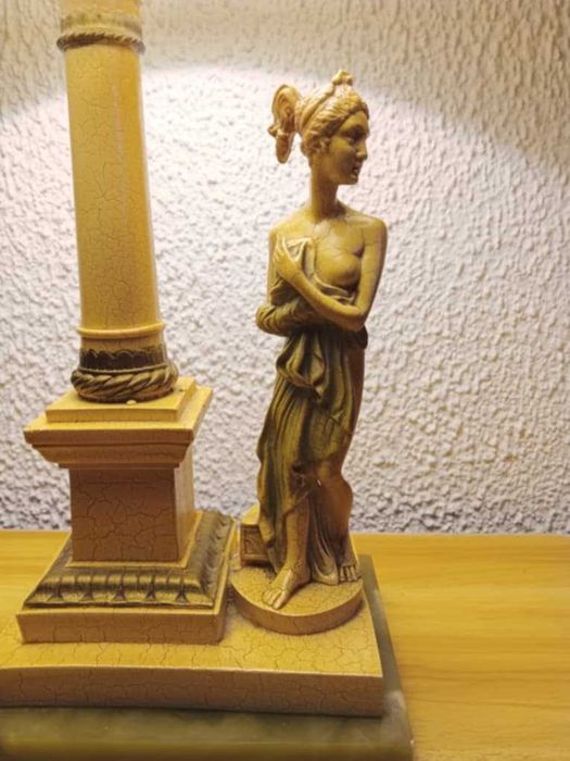 Lampa na podstawie z postacią kobiety