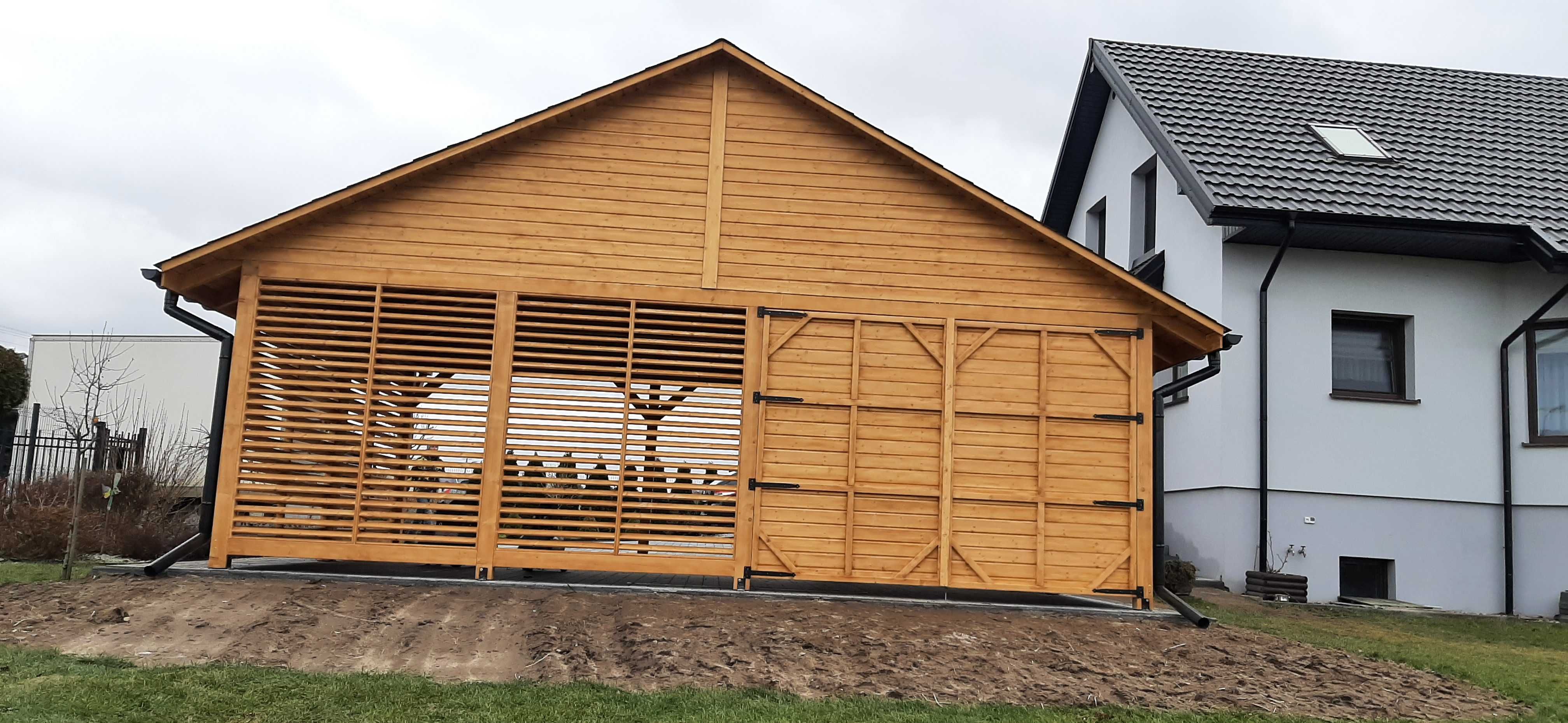 WIATA od ręki 3,5 × 7 orzech ciemny, słupy 14 × 14, kryta gontem
