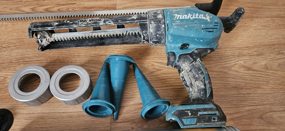 Akumulatorowy wyciskacz do silikonu kleju Makita DCG 180 LXT