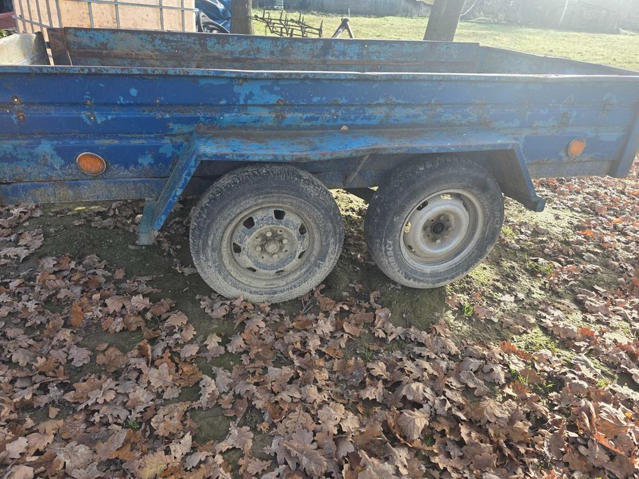 Przyczepka samochodowa dwuosiowa