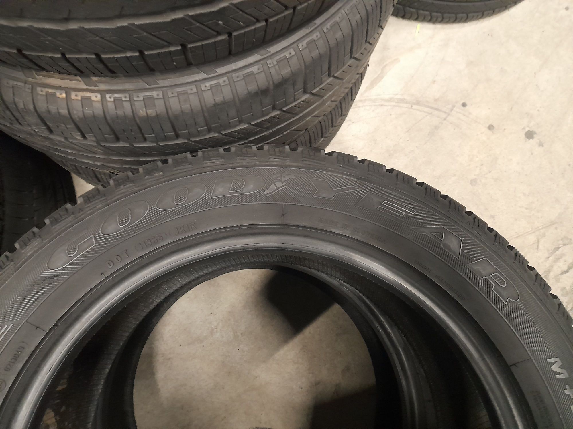 Всесезонні Шини БВ 235/50 R17 GOODYEAR Vector 4 Season Склад Погреби