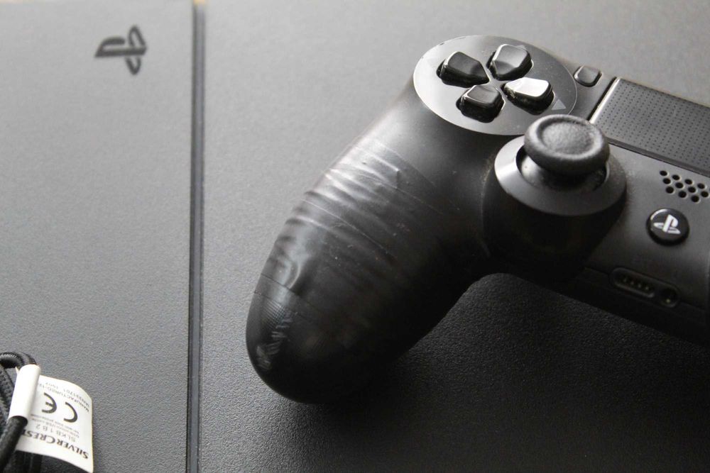 Playstation 4 com Caixa de Origem + 3 Comandos + 2 Jogos