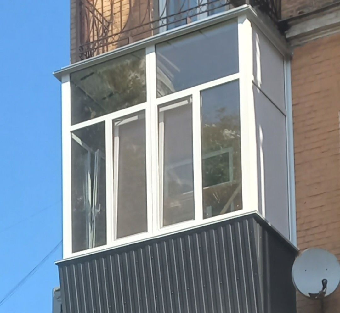 Балкони .вікна .двері