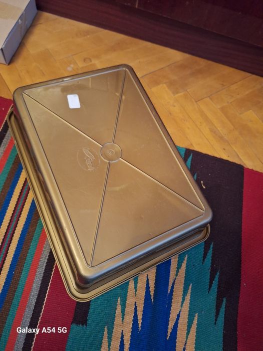 Для кошек, ёмкость под туалет.