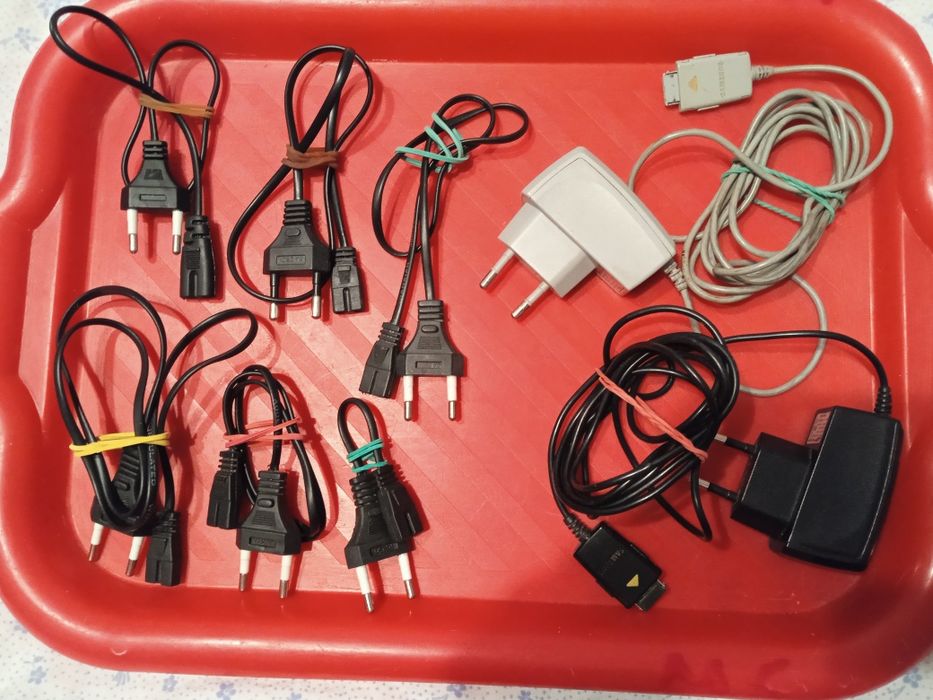 Зарядки для телефонов  и фонариков, наушники ,пульт.