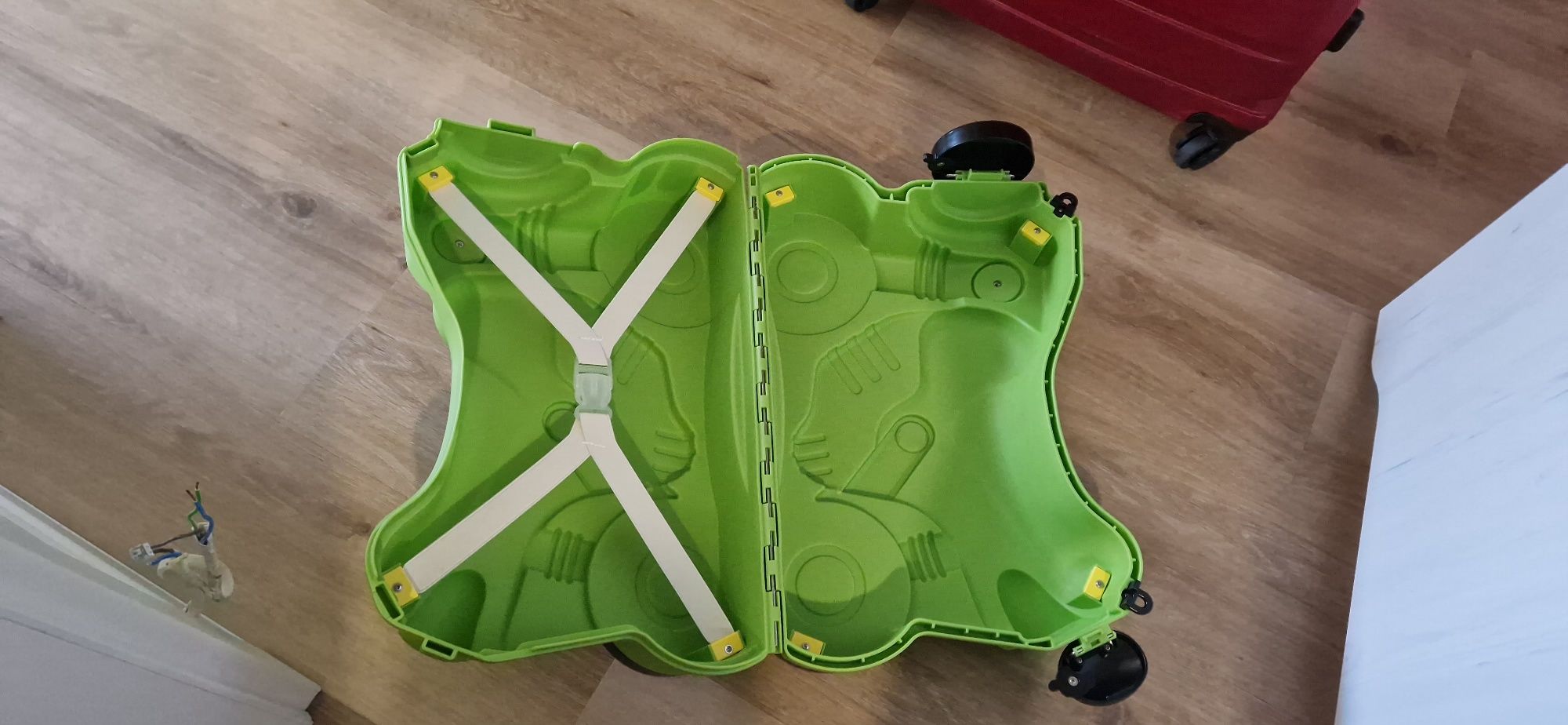 Walizka dziecięca typu TRUNKI