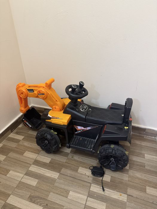 Екскаватор на управлінні, електромашина, трактор