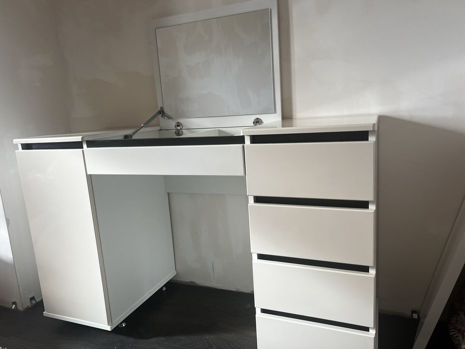 Продам столик для макіяжу із зеркалом б/у