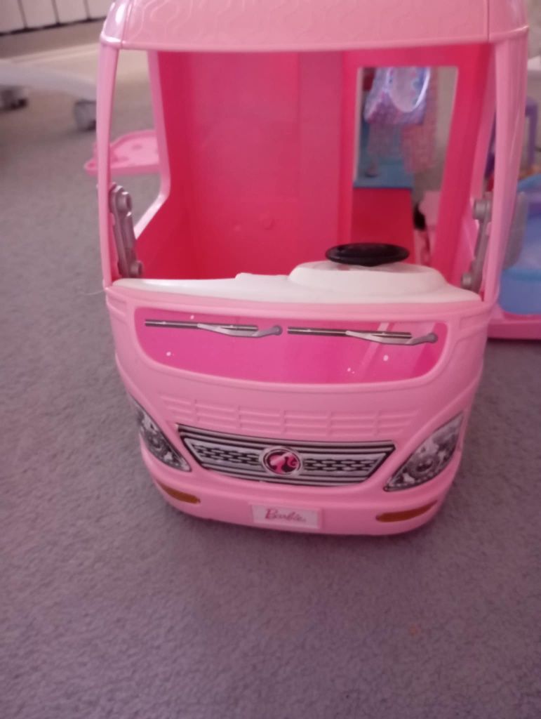 Kamper Barbie z basenem