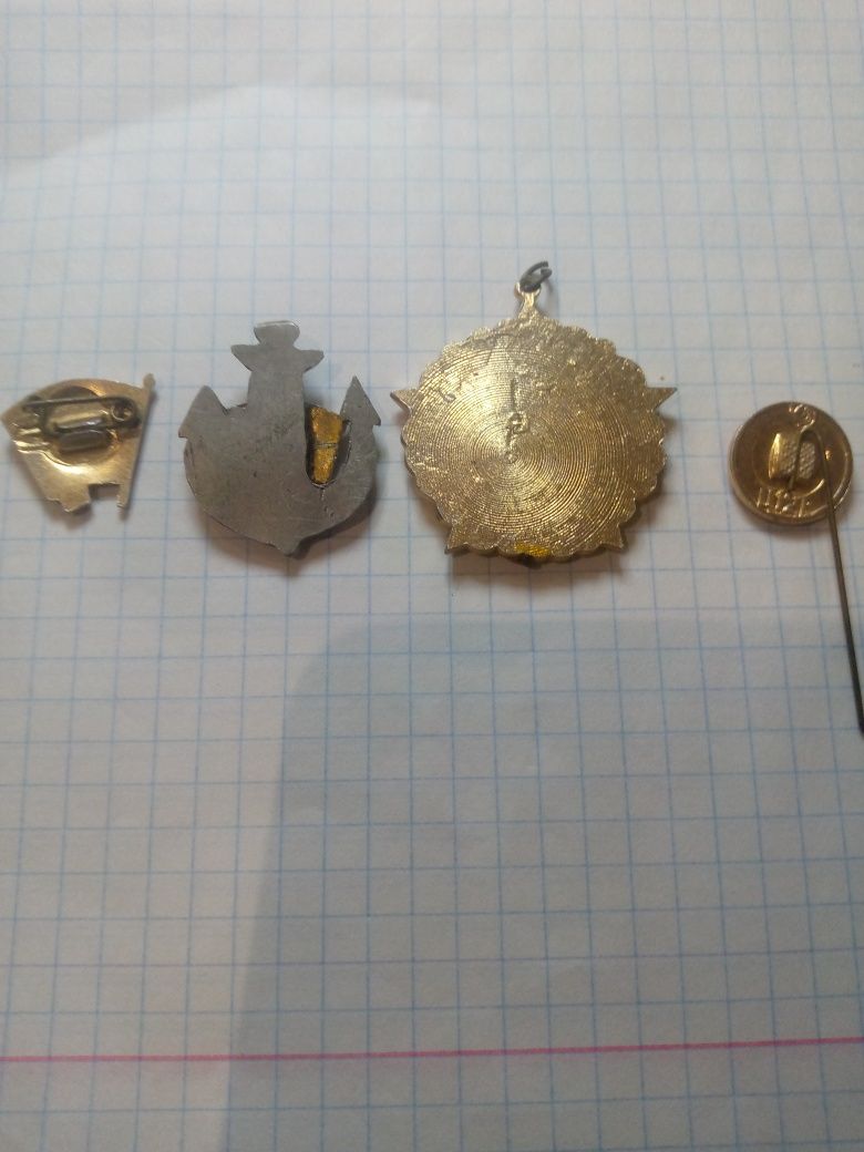 Продам старые советские значки