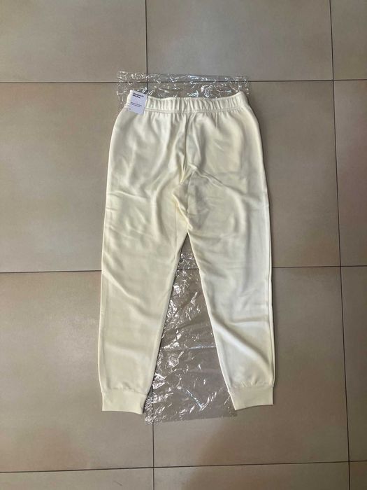 Waniliowe spodnie dresowe Nike roz.M