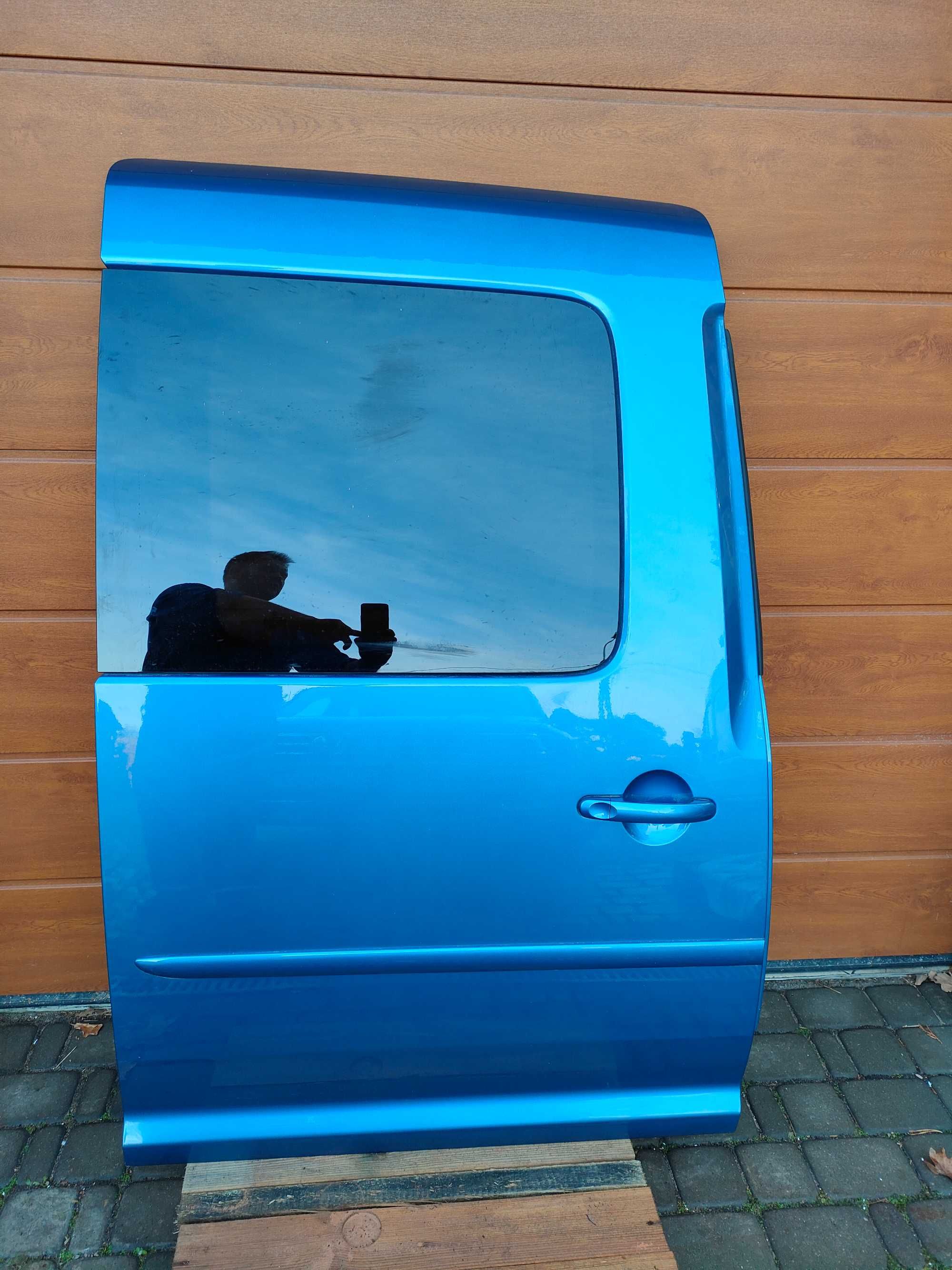 Drzwi prawy tył przesuwne volkswagen Caddy II  od 2016  STAN IDEALNY