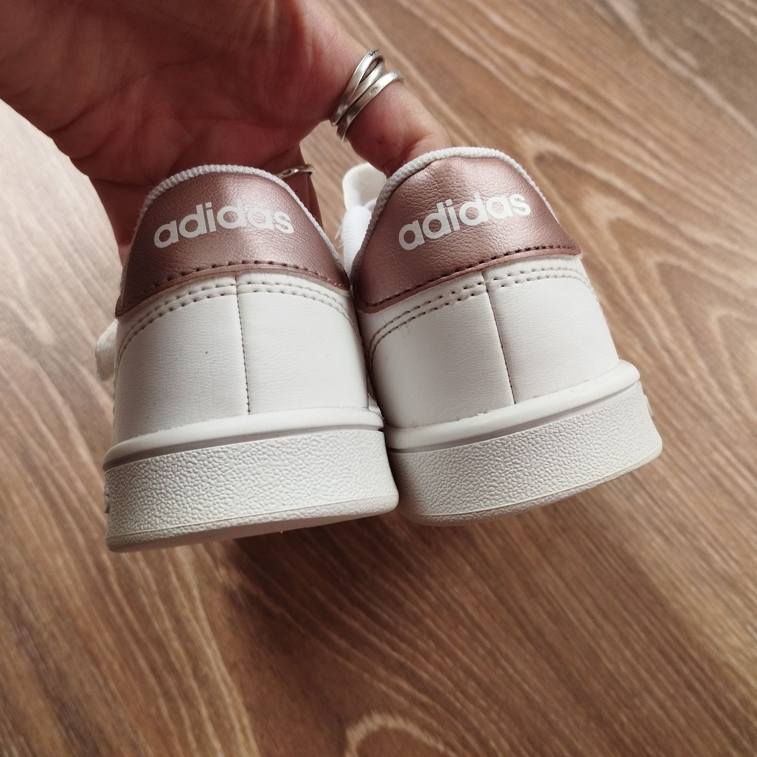 Кросівки, кеди adidas для дівчинки оригінал