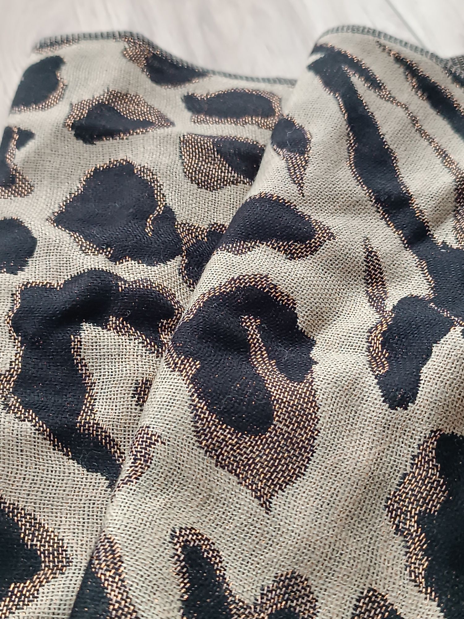 Brązowo-czarny dwustronny ciepły damki szal w cętki 70x180 cm OVS