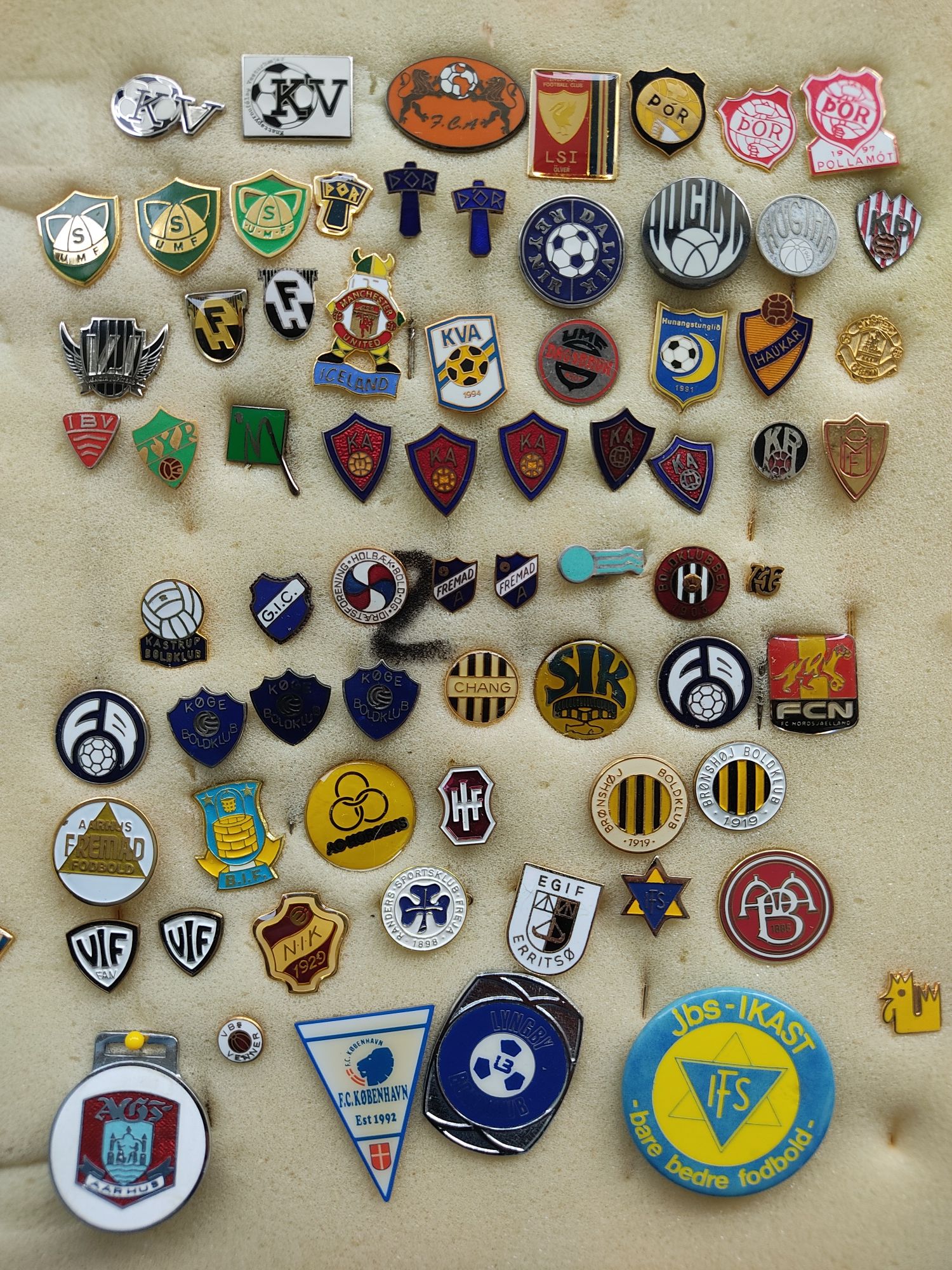 Pins/ emblemas de clubes de futebol de Dinamarca e Islândia