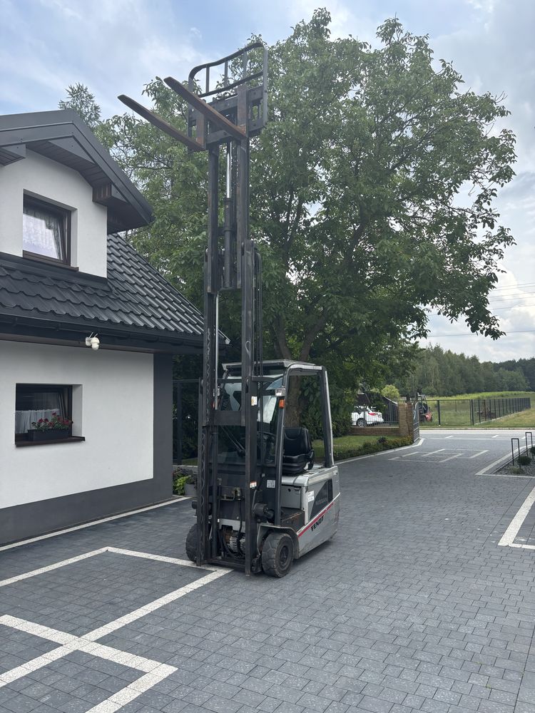 Wozek widlowy Nissan 1,8t triplex