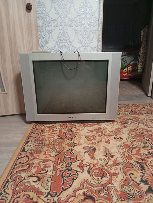 Телевізор , дуже великий . 2000