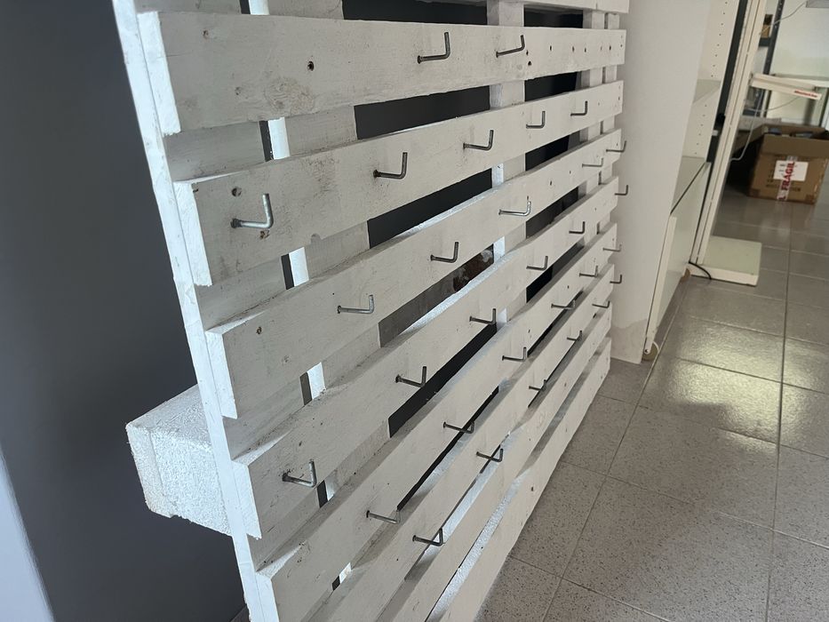 Paletes brancas com escápulas