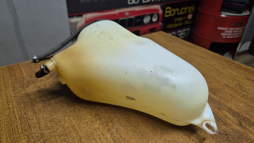 BMW E30 Zbiornik Zbiorniczek Wyrównawczy Baku Paliwa PochłaniaczOparów