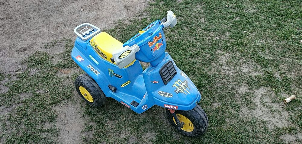 Motor/skuter na trzech kołach dla dzieci na akumulator.