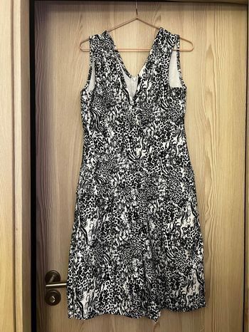 Macacão curto Kabelle padrão animal com bolsos