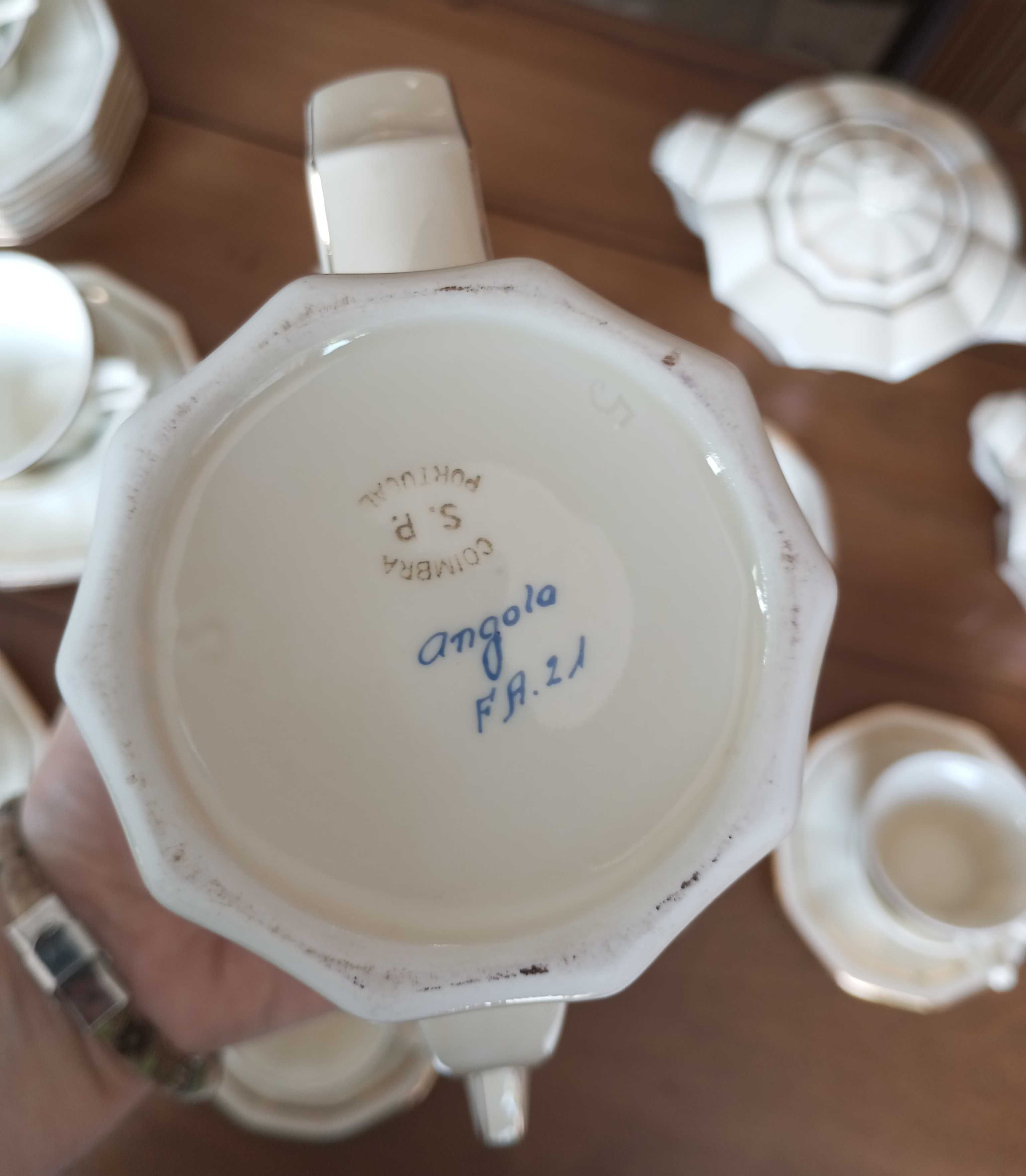 Antiga parte de serviço de café e chá em porcelana S.P. Coimbra