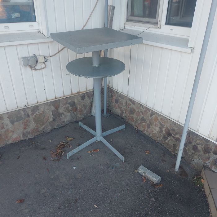 Стіл саморобний міцний металевий.