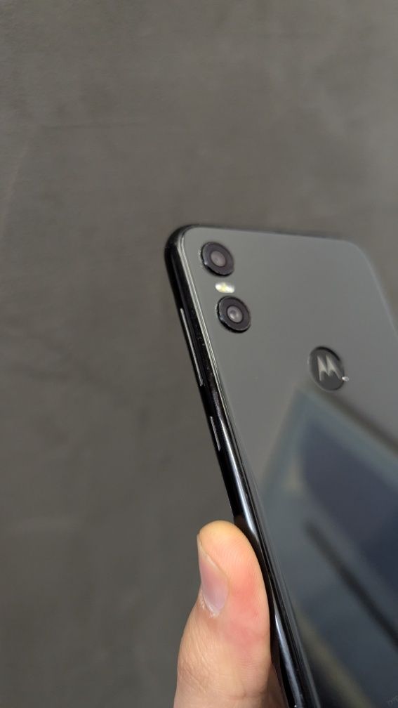 Motorola One 4/64GB 5,9" компактний 2 SIM + скло в подарунок