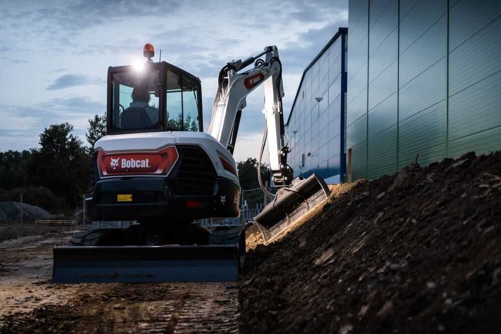 Prace ziemne minikoparka z wiertnicą i młotem | Koparko-ładowarka