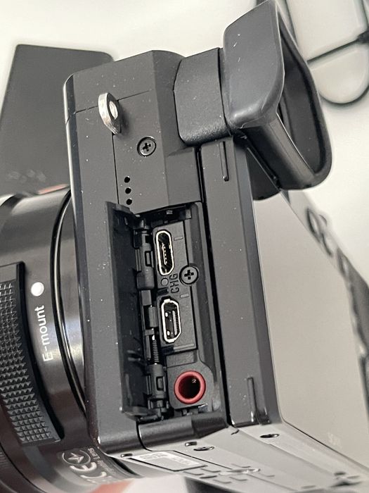 Sony a6100 + 16-50mm + karta pamięci + 3 chusteczki