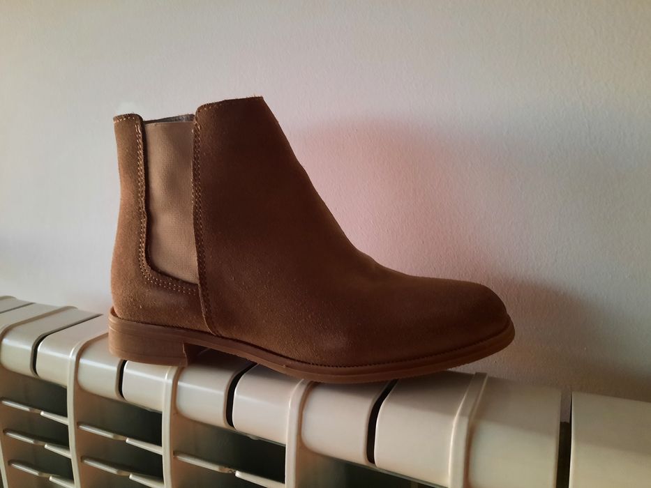 Botins de camurca em castanho claro