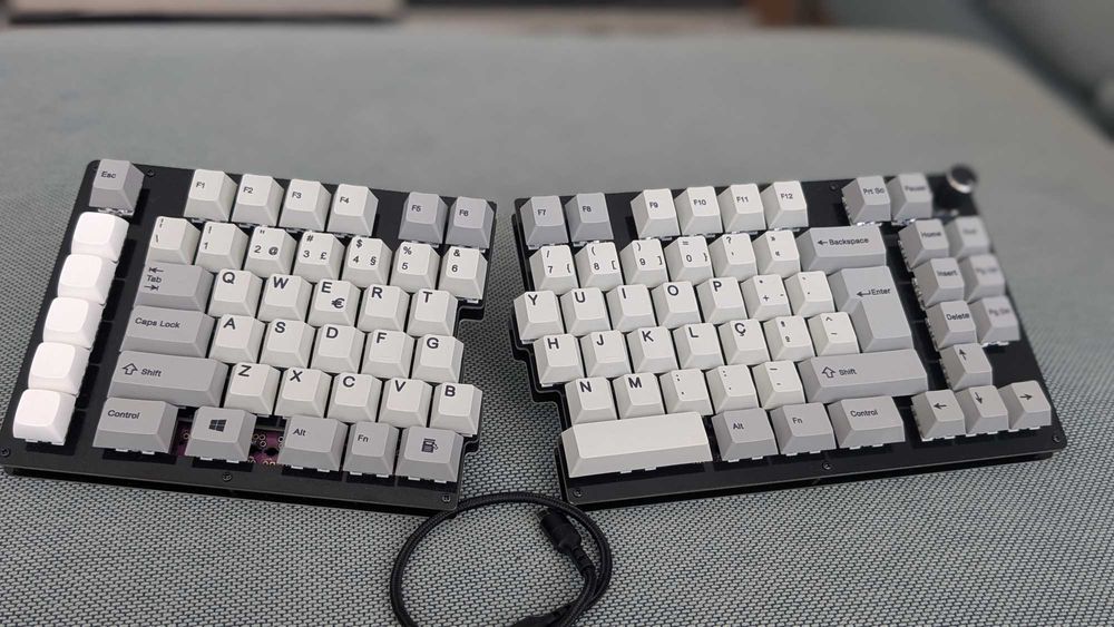 Teclado Mecânico Ergonómico PT-PT configurável 75% TKL