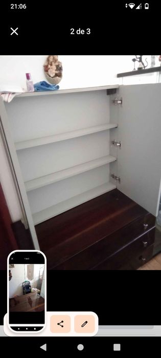 Espelho em móvel ideal para a casa de banho