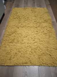 Żółty dywanik z wlosiem