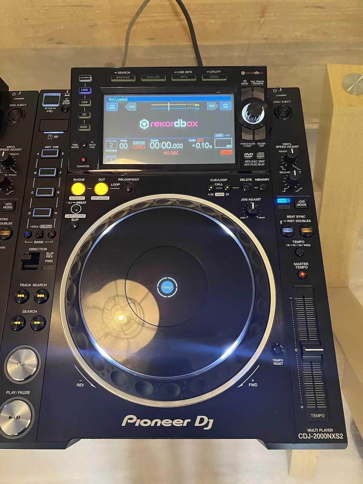 2 x Pioneer CDJ 2000 nexus 2