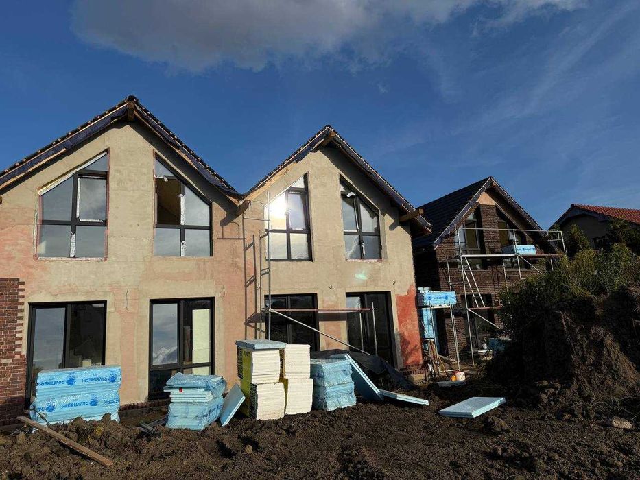 Domy z wyjątkową elewacją! Bez pozwolenia od MSWiA – w Długołęce.