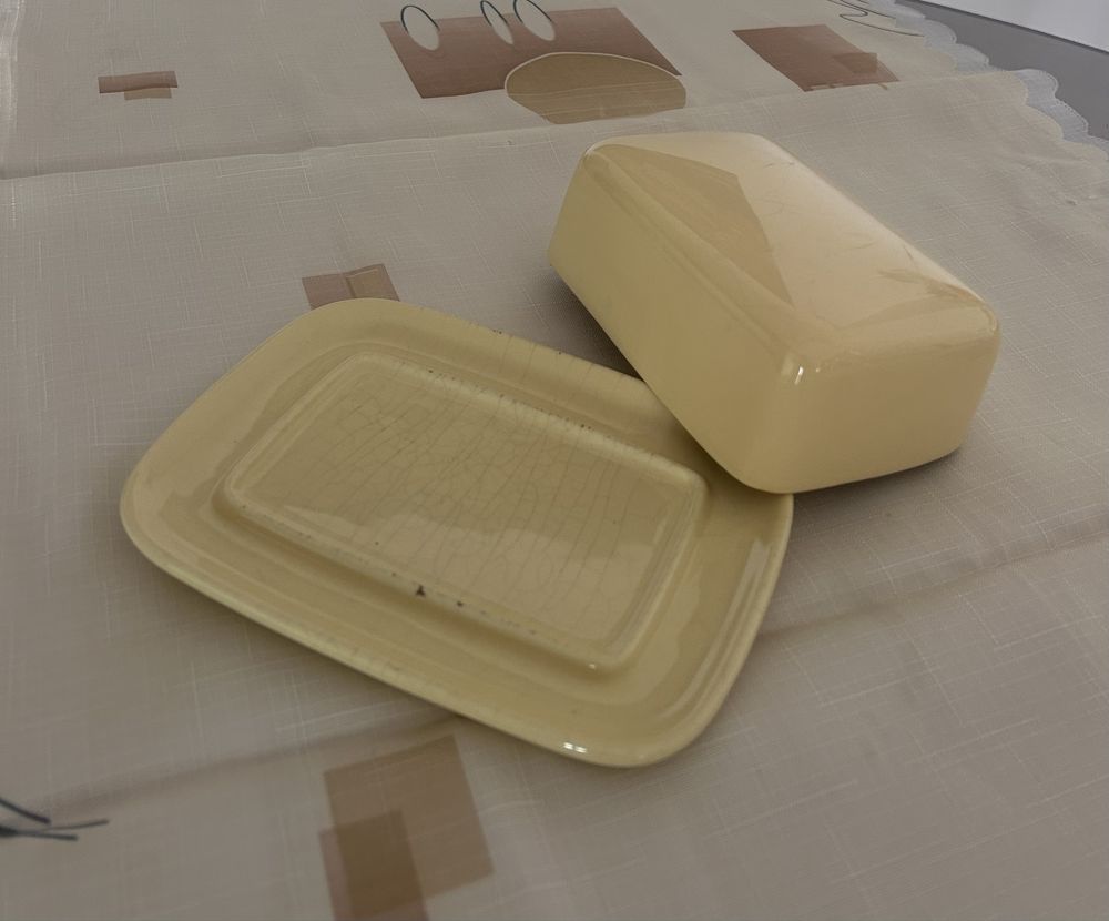 Manteigueira amarela de cerâmica