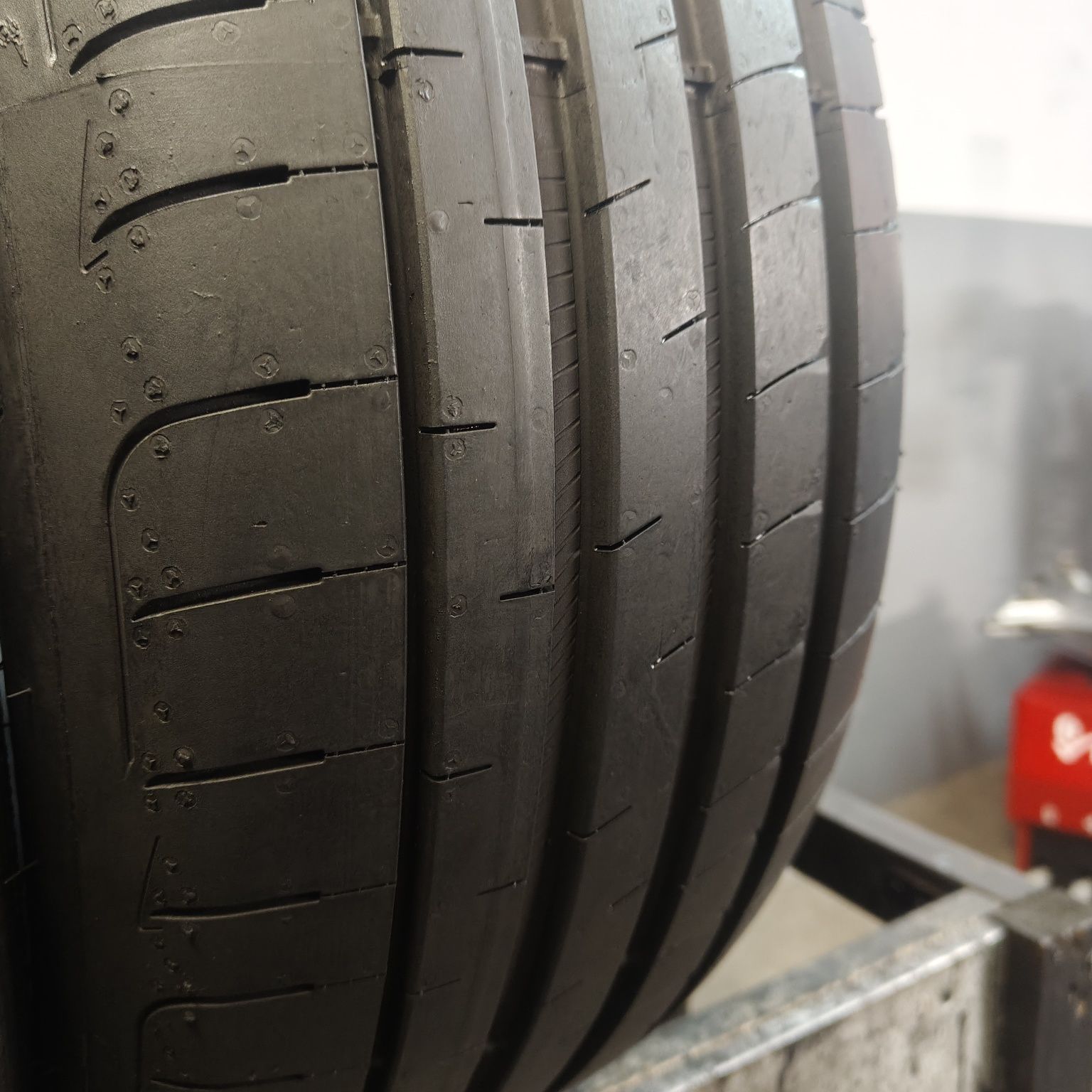 225/45/17 XL Sprzedam parę opon letnich Goodyear