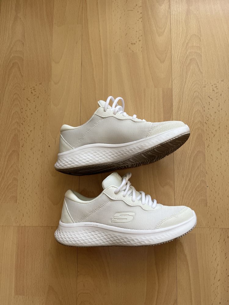 Vendo Tennis Skechers.