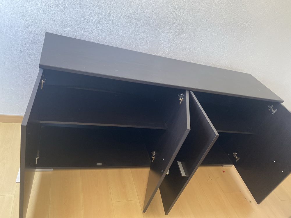 Mesa de jantar com aparador