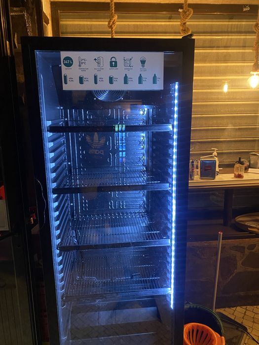 VENDE-SE FRIGORIFICO E SERPENTINA, MESA E CADEIRAS EM BOM ESTADO.