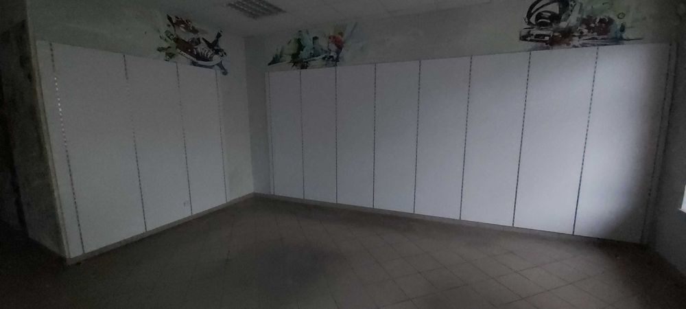 regały odzieżowe panelowe na ścianę