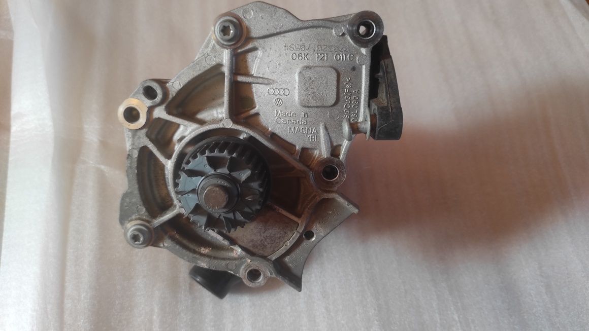 Помпа охлаждения Volkswagen 06K121011C